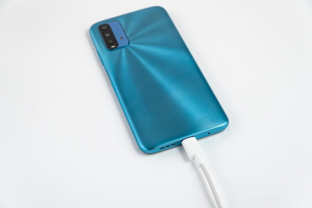 Téléphone portable bleu connecté au câble USB type C - Chargement