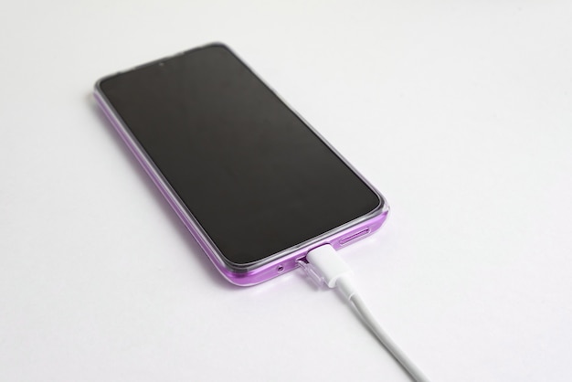 Téléphone portable bleu connecté au câble USB type C - Chargement