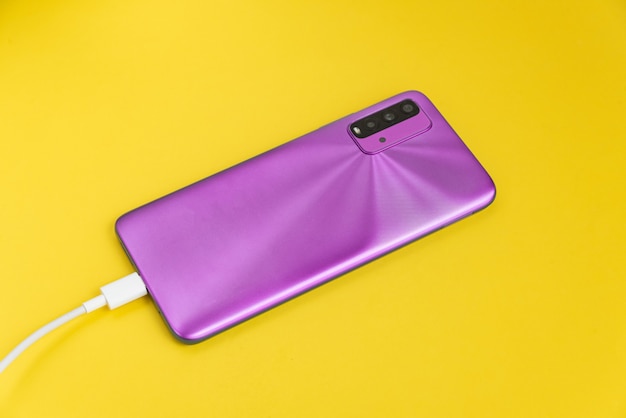 Téléphone portable bleu connecté au câble USB type C - Chargement