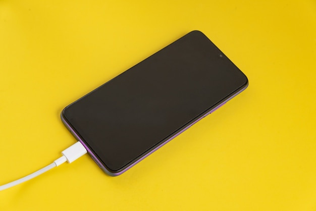 Téléphone portable bleu connecté au câble USB type C - Chargement