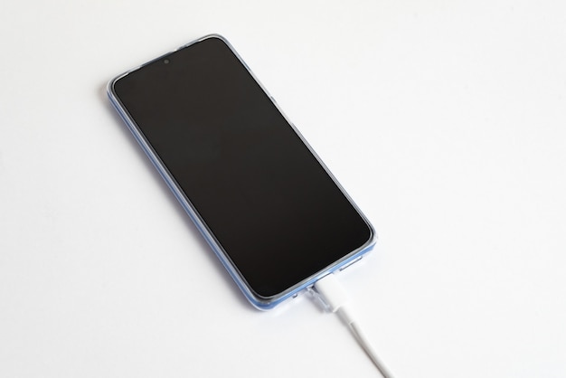 Photo gratuite téléphone portable bleu connecté au type de câble usb - chargement