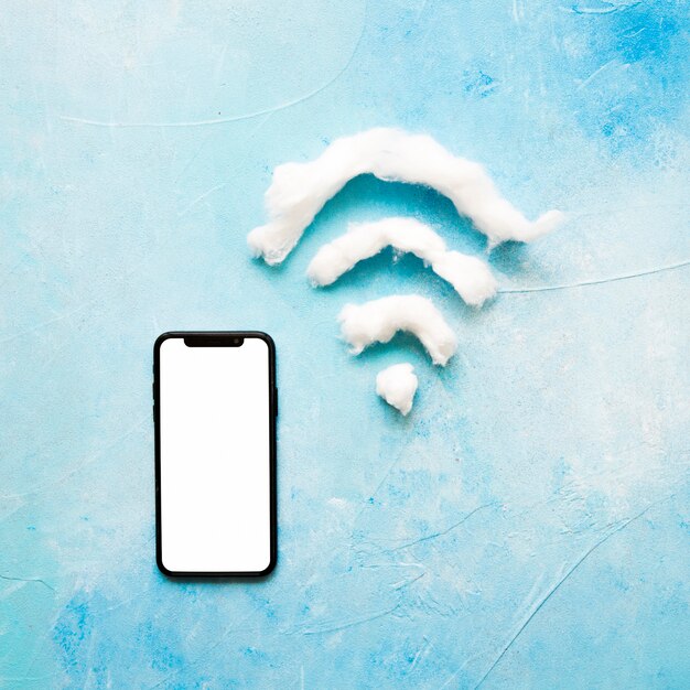 Téléphone portable avec écran blanc et symbole wifi sur fond grunge