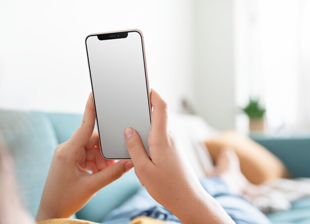 Téléphone portable à écran blanc utilisant l'isolement à domicile d'une femme