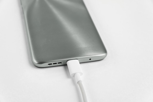 Téléphone portable gris connecté au câble USB type C - Chargement