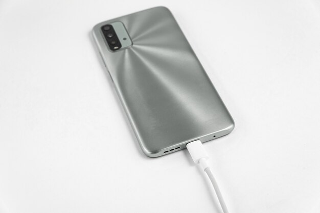 Téléphone portable gris connecté au câble USB type C - Chargement