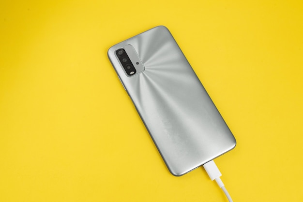 Téléphone portable gris connecté au câble USB type C - Chargement