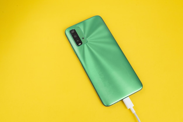 Téléphone portable vert connecté au câble USB type C - Chargement