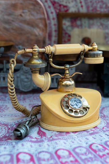 Téléphone vintage au marché de l'occasion