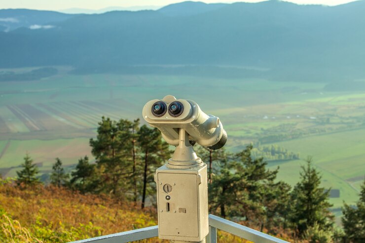 Photo gratuit télescope d'observation sur le pont d'observation de la montagne slivnica surplombant une vallée