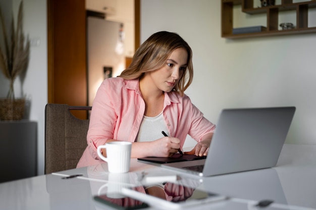 Télétravail femme coup moyen