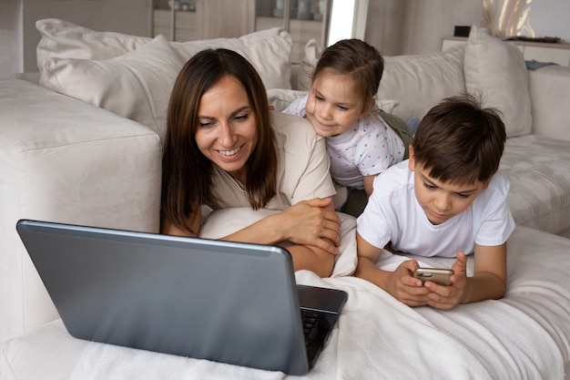 Télétravail d'une mère à angle élevé à domicile