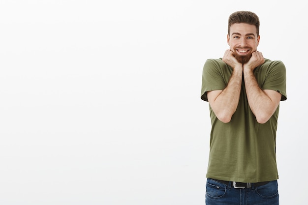 Tellement Mignon Je Suis Excité. Portrait D'homme Barbu étonné Et Ravi Souriant Joyeusement