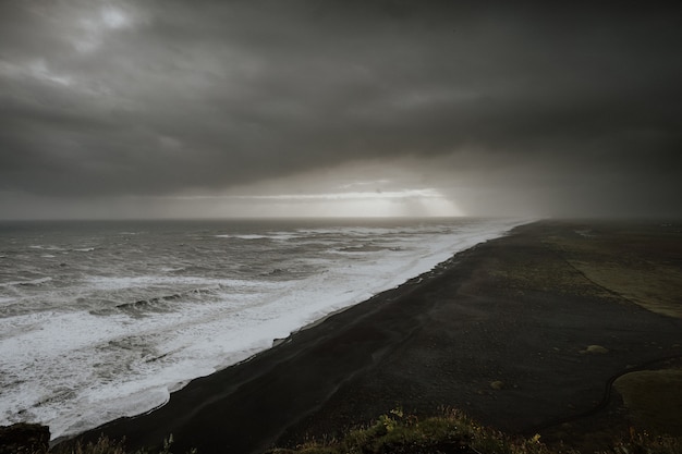 Tempête atteignant une plage de sable noir