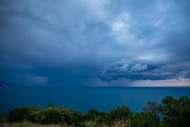 Tempête sur la mer adriatique près de budva monténégro