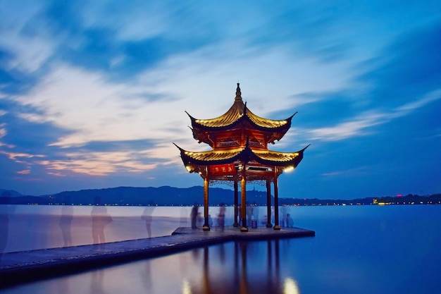 Temple au milieu d&#39;un lac