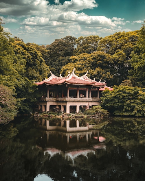 Photo gratuite temple bouddhiste sur le lac entouré d'arbres, jardin national de shinjuku gyoen, tokyo