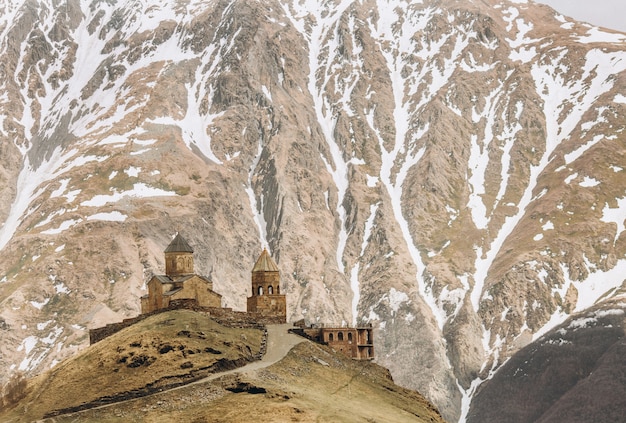 Photo gratuite le temple de gergeti au sommet de la montagne kazbek