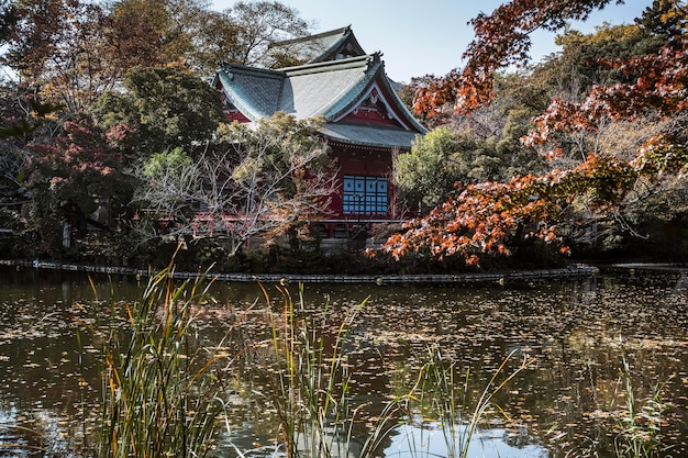 Temple japonais traditionnel avec lac