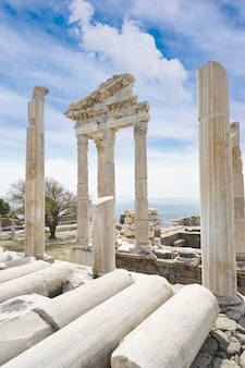 Temple de trajan dans la ville antique de pergame, bergame, turquie
