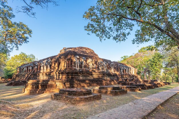 Temple Wat Chang Rob dans le site du patrimoine mondial de l'UNESCO du parc historique de Kamphaeng Phet