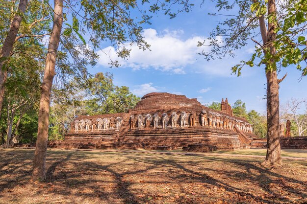 Temple Wat Chang Rob dans le site du patrimoine mondial de l'UNESCO du parc historique de Kamphaeng Phet