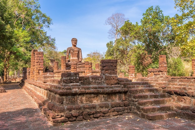 Temple Wat Sing dans le site du patrimoine mondial de l'UNESCO du parc historique de Kamphaeng Phet