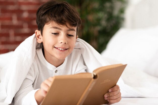 Temps de cours avec un jeune garçon souriant