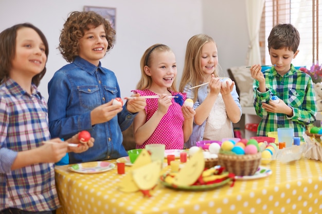 Temps drôle pendant la peinture des oeufs de Pâques