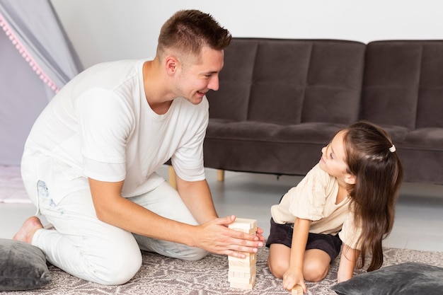 Photo gratuite temps de jeu entre fille et père