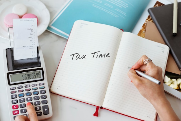 Temps pour les impôts de l'argent Comptabilité financière Fiscalité Concept