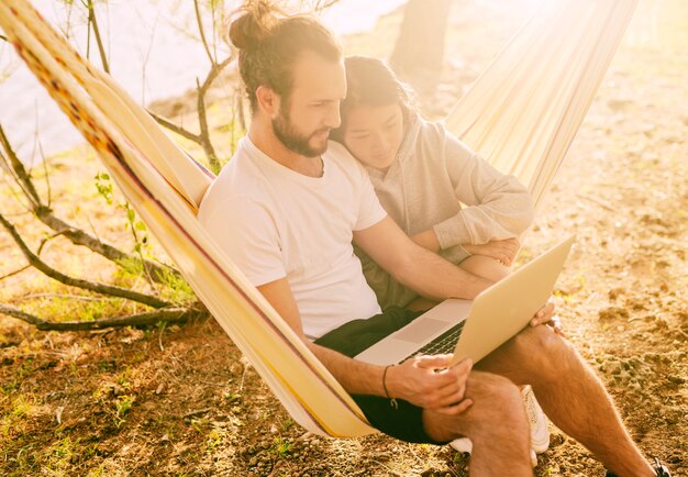 Tendance couple se reposer ensemble dans un hamac en plein air