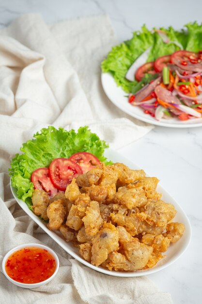 Tendon de poulet frit servi avec sauce