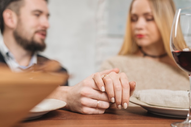 Tendre couple amoureux, tenant mains