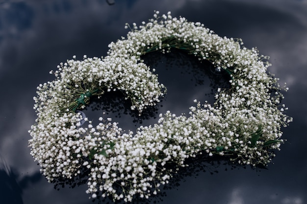 Tendre couronne de gypsophile sur le pare-brise de voiture