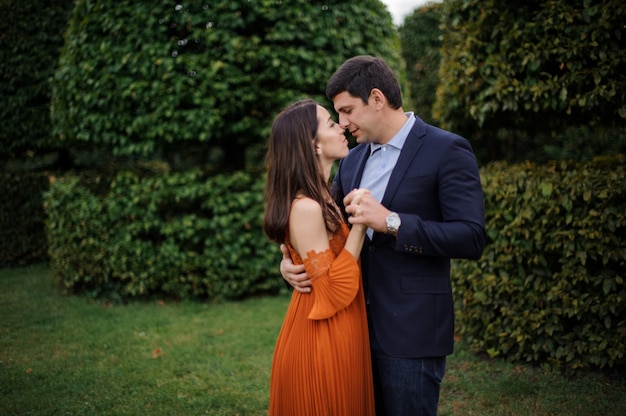 Tendre Histoire D Amour De Belle Femme En Robe Orange Et Homme En Costume Elegant Photo Premium