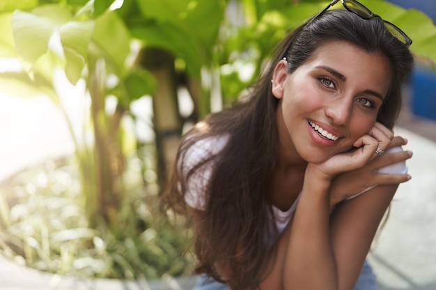 Tendre jeune femme brune féminine profite d'un voyage de noces à l'étranger