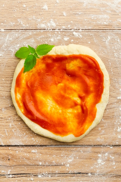 Étendre la pâte à la sauce tomate et à la menthe