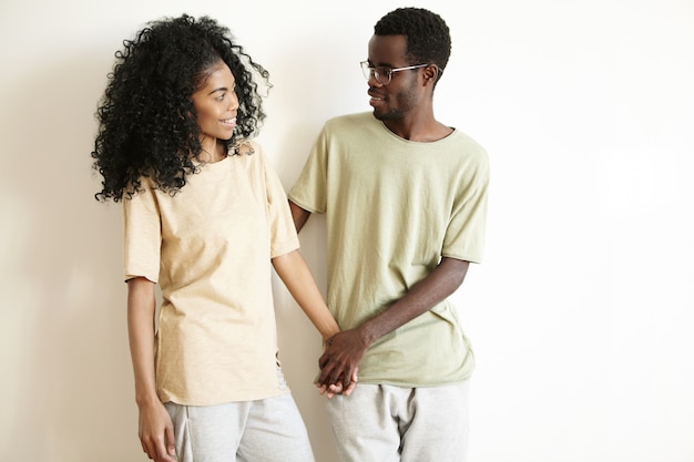 Tendre et romantique jeune couple africain appréciant doux et heureux ensemble