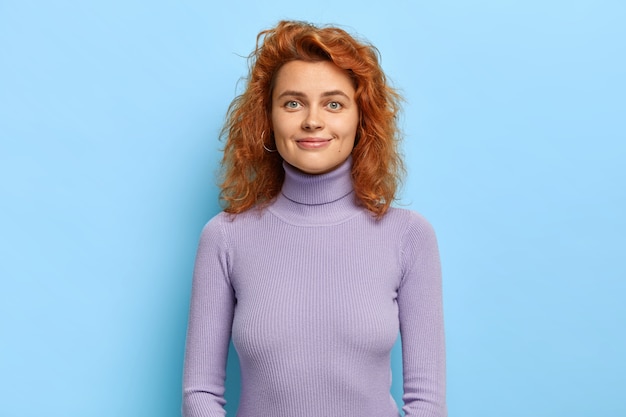 Tendresse, Beauté, Concept De Féminité. Séduisante Jeune Mannequin Aux Yeux Bleus