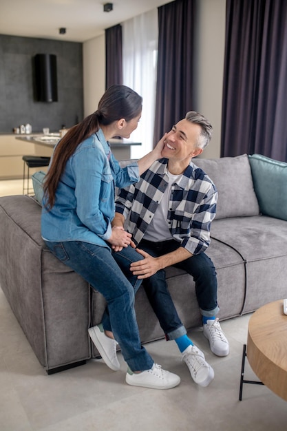 Tendresse Femme touchant le visage d'un homme souriant avec amour