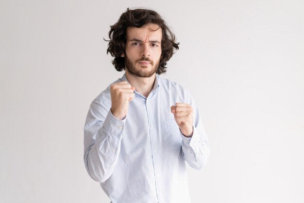 Tendu, jeune homme, debout, boxe, pose, regarder caméra