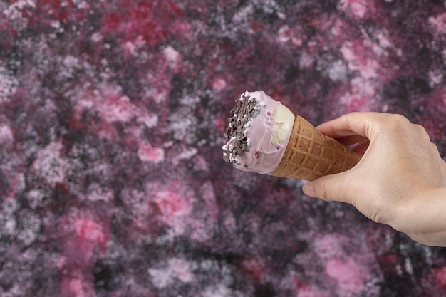 Tenir Une Glace Aux Myrtilles Dans Un Cornet Gaufré à Portée De Main.