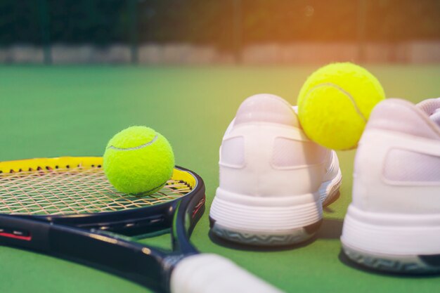 Tennis situé dans la cour dure