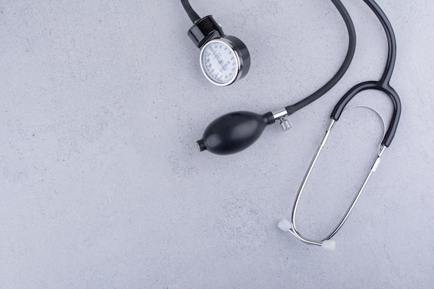 Tensiomètre et stéthoscope sur une surface en marbre. photo de haute qualité