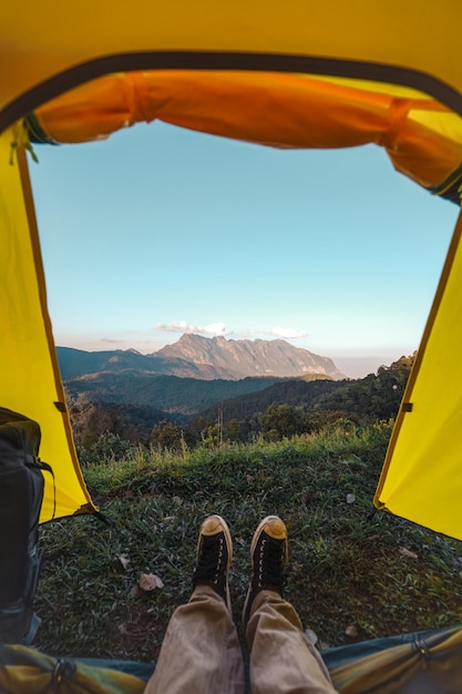 Tente Jaune Sur La Montagne Et Le Coucher Du Soleil, Doi Luang Photo Premium