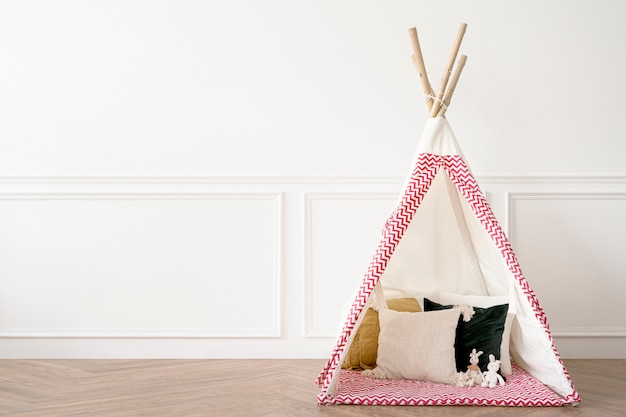 Tente tipi mignonne dans une salle de jeux pour enfants