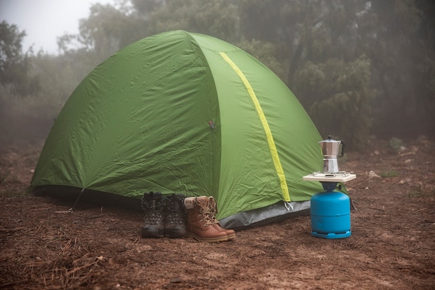 Tente verte installée dans la forêt