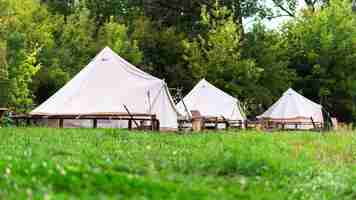 Photo gratuite tentes au glamping