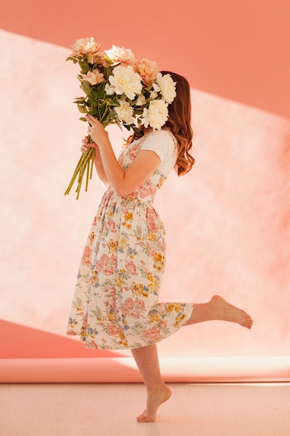 Photo gratuite tenue femme, bouquet fleur, coup entier