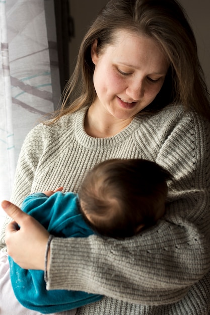 Tenue femme, dormir, bébé, bras